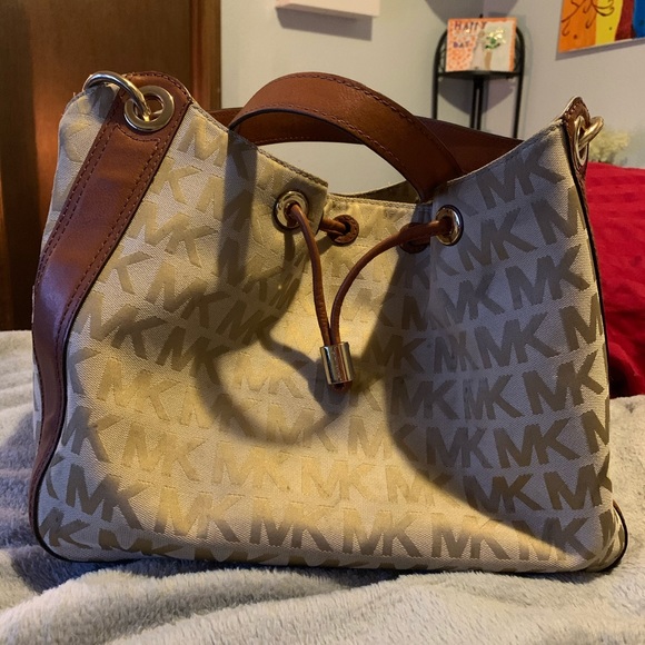 😍😍Michael Kors Purse😍😍 - Picture 2 of 3